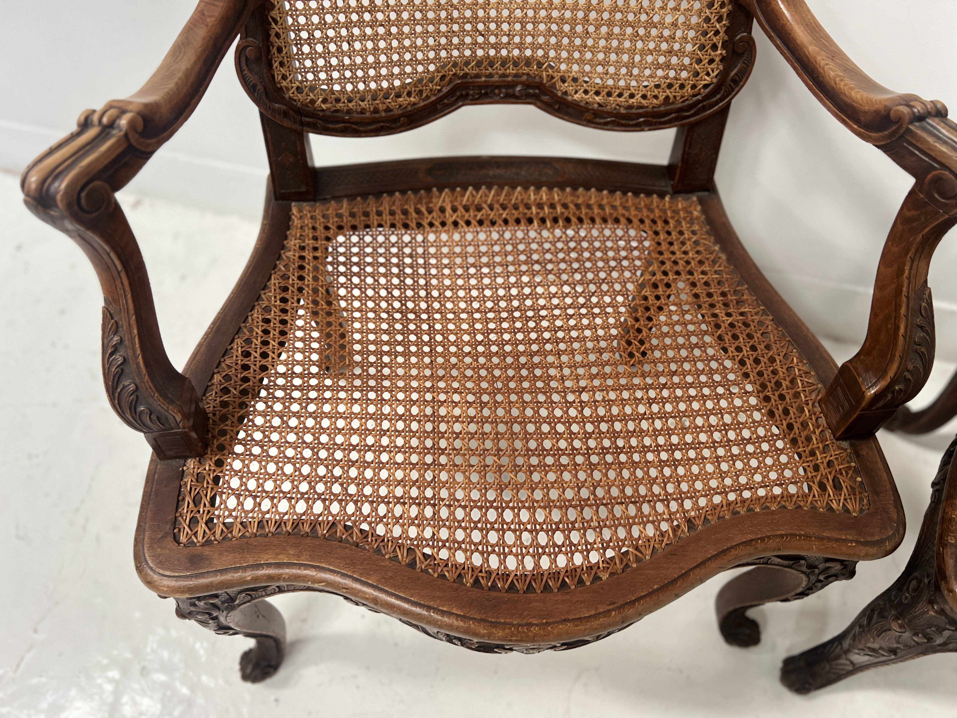 Paire de fauteuils de style Régence en bois naturel XIX siècle