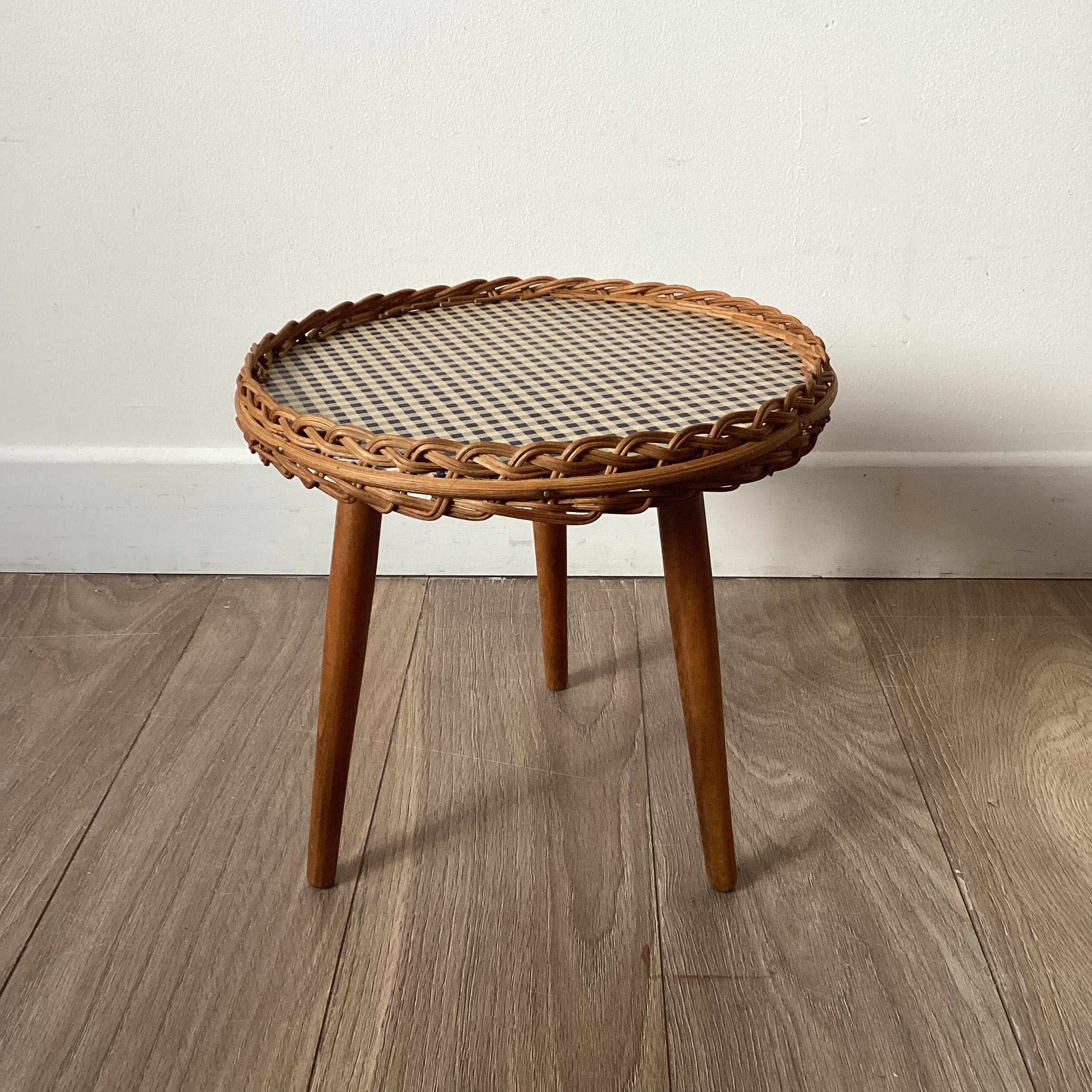 Tripod plant holder table