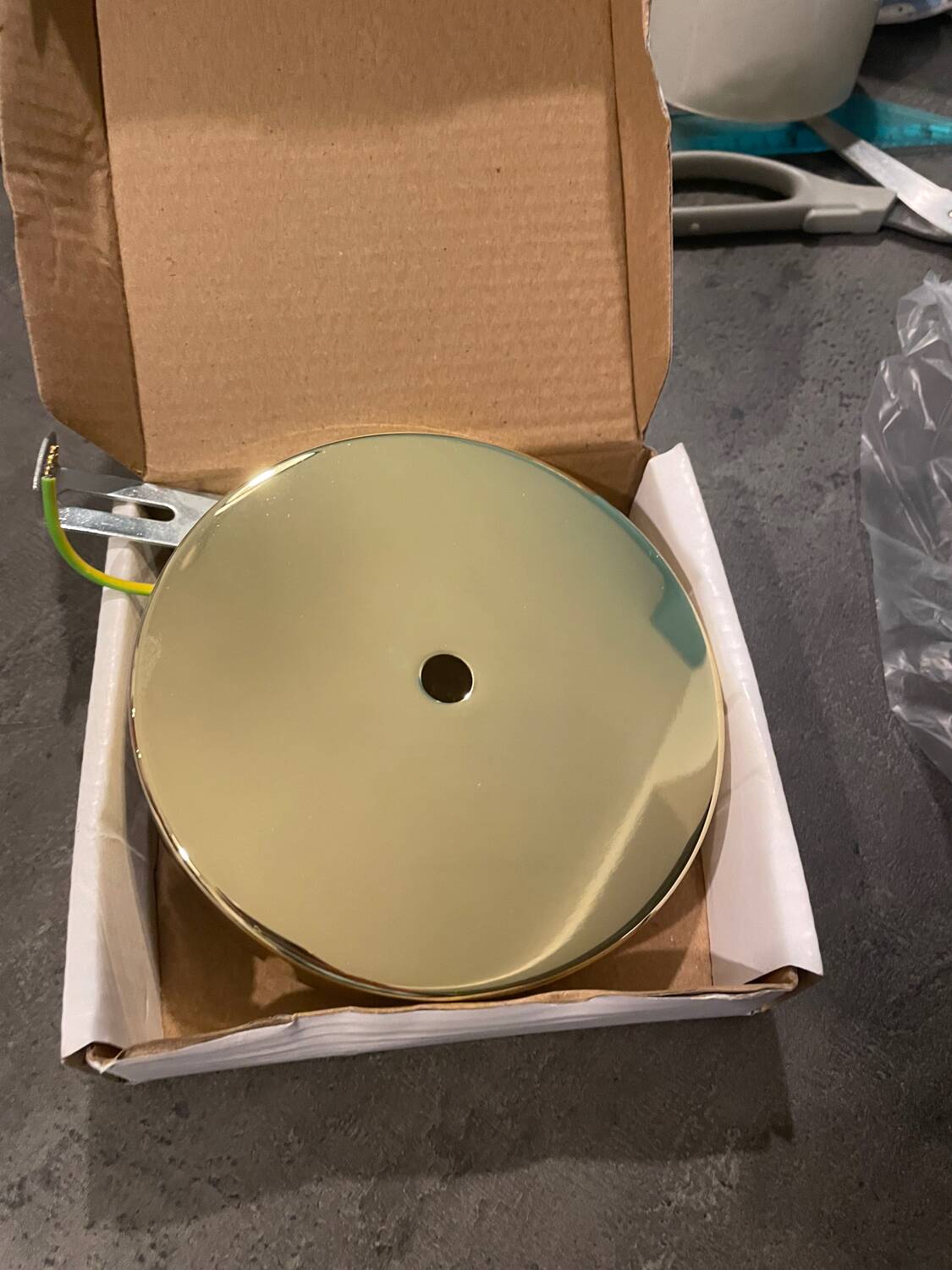 Suspension with antique globe