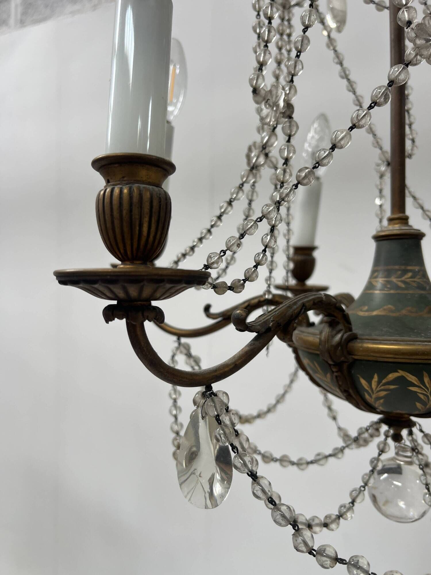 Louis XVI style chandelier with a pearl garland and painted tin, 20th century.