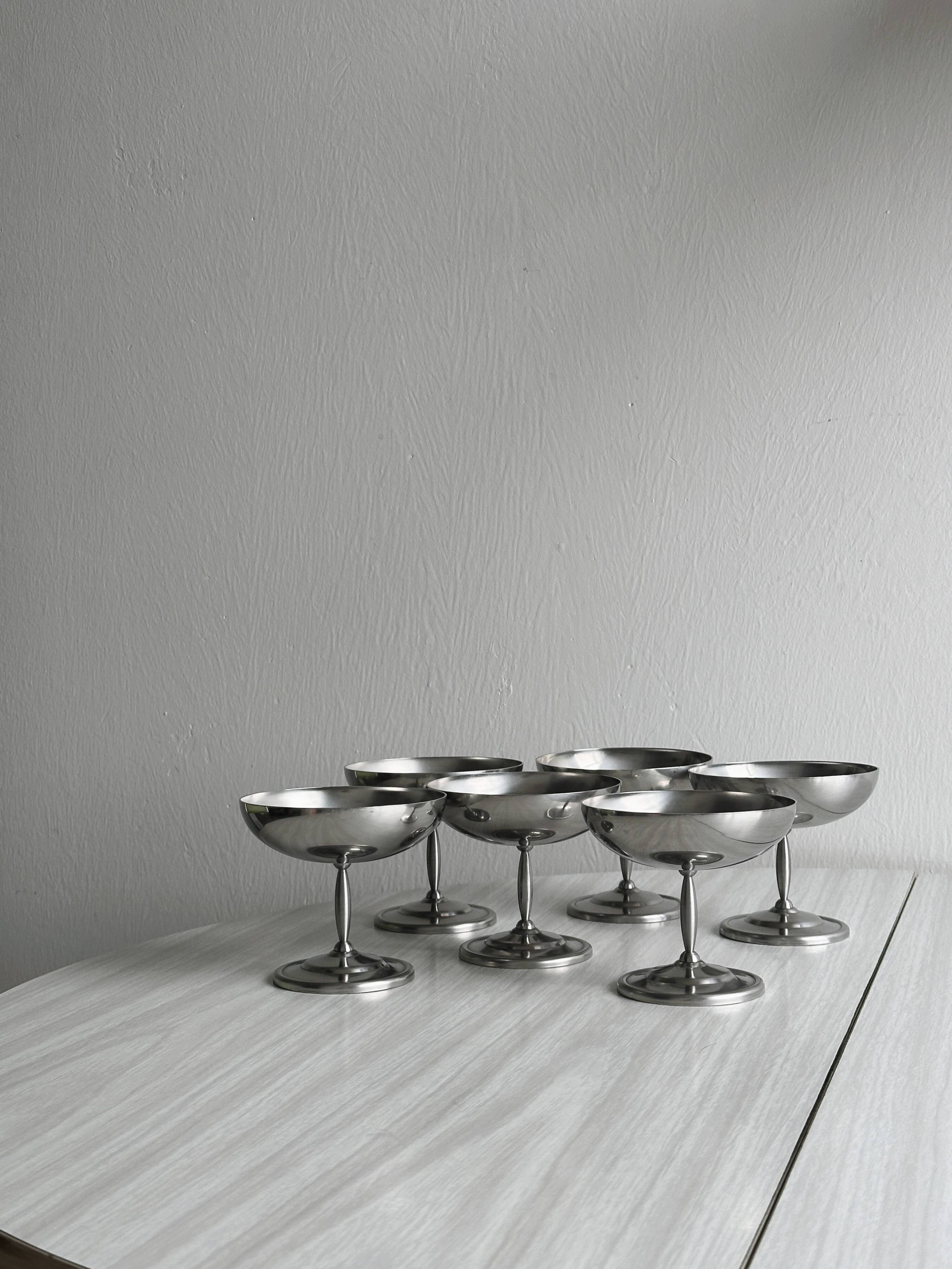 6 coupelles sur pied en inox