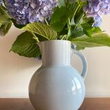 Vase ancien en céramique bleue pâle