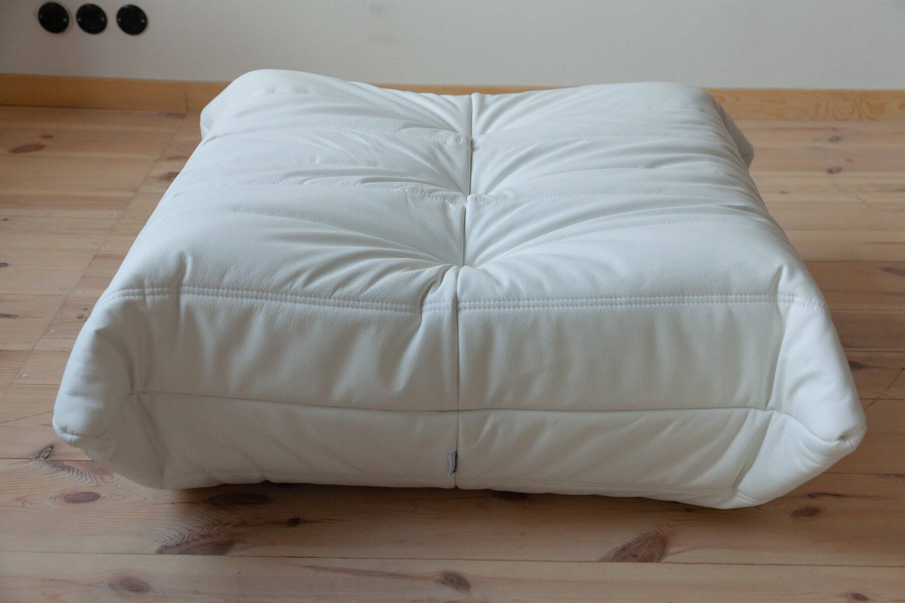 Togo pouf in white leather by Michel Ducaroy for Ligne Roset