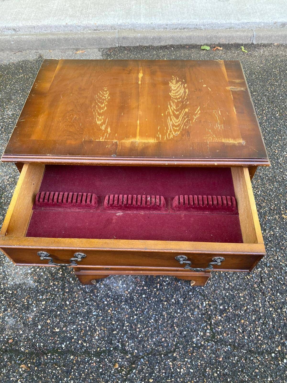 2 English wooden chests of drawers with 4 drawers