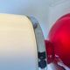 Lampe de table en plastique rouge