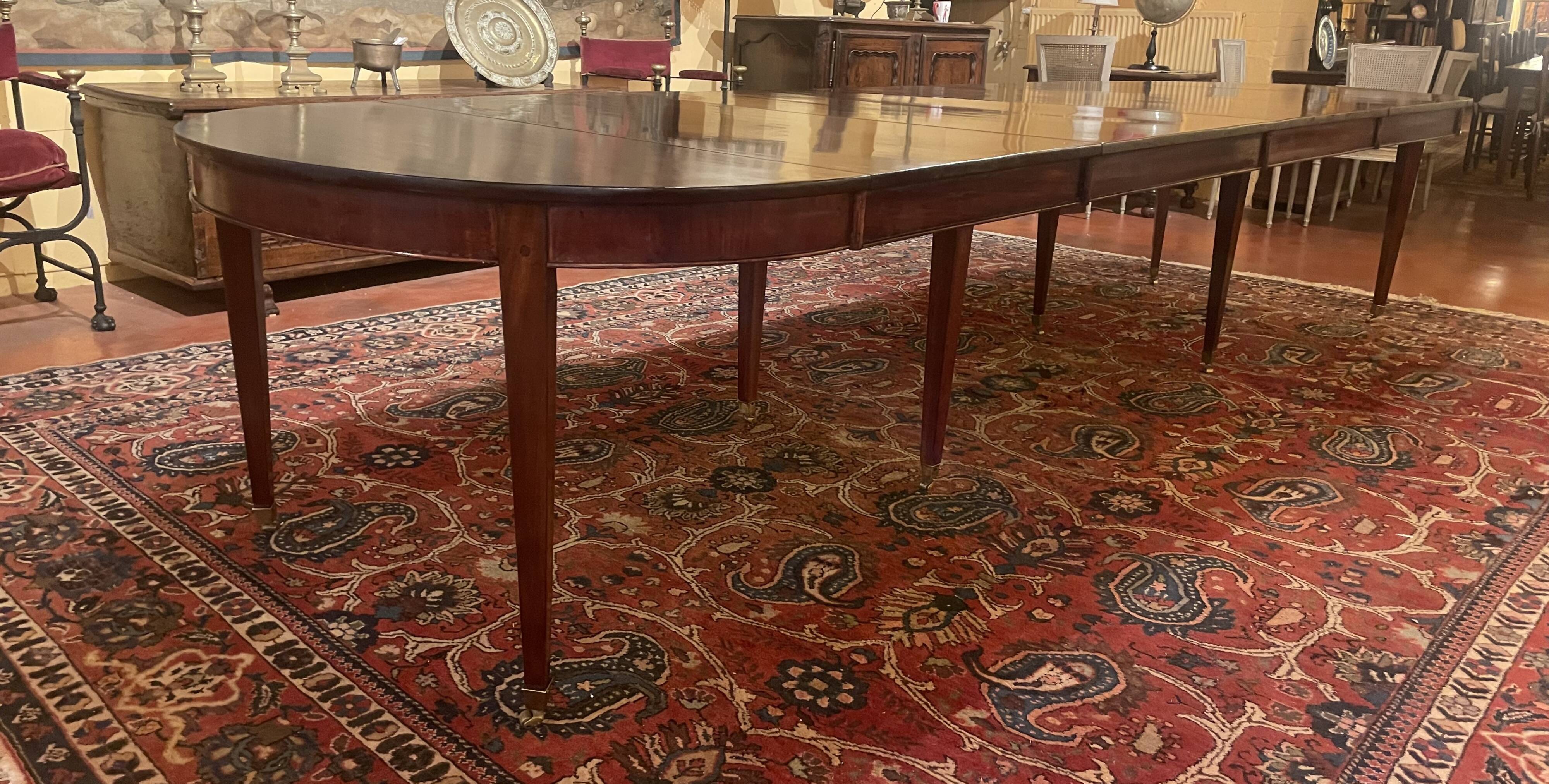 Extendable Louis XVI style mahogany dining table from the Directoire period