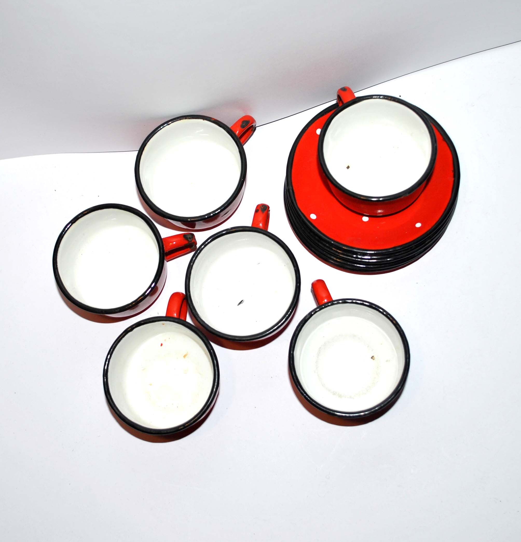 Set of 6 cups in red enamelled metal with vintage polka dots 1950-1960
