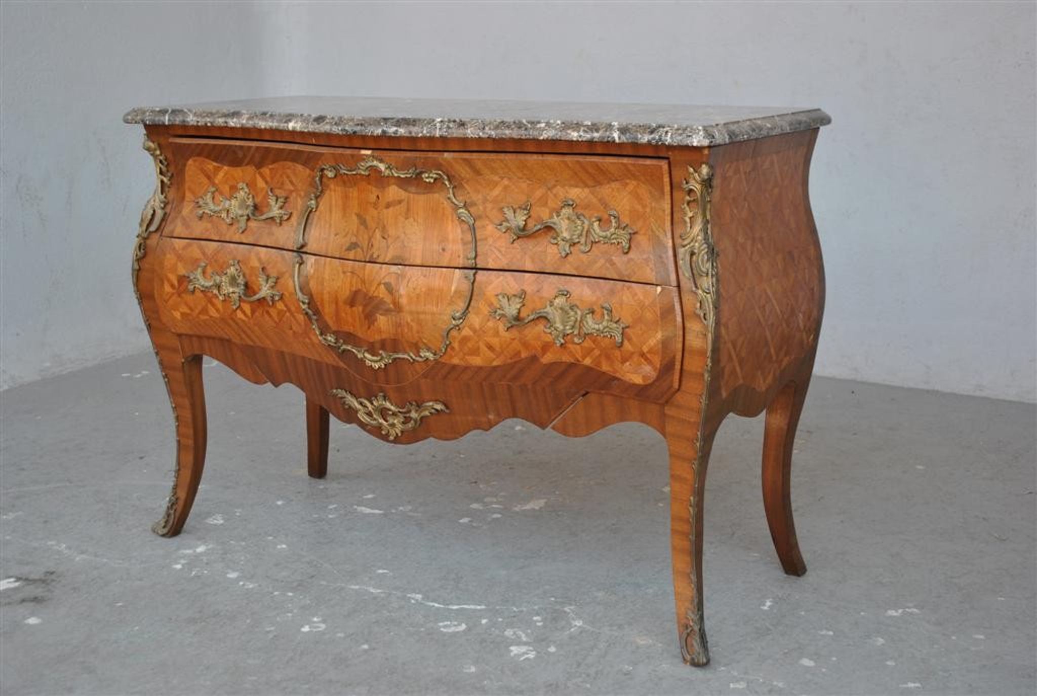 Commode de style Louis XV marbre brèche bronze doré XIXème