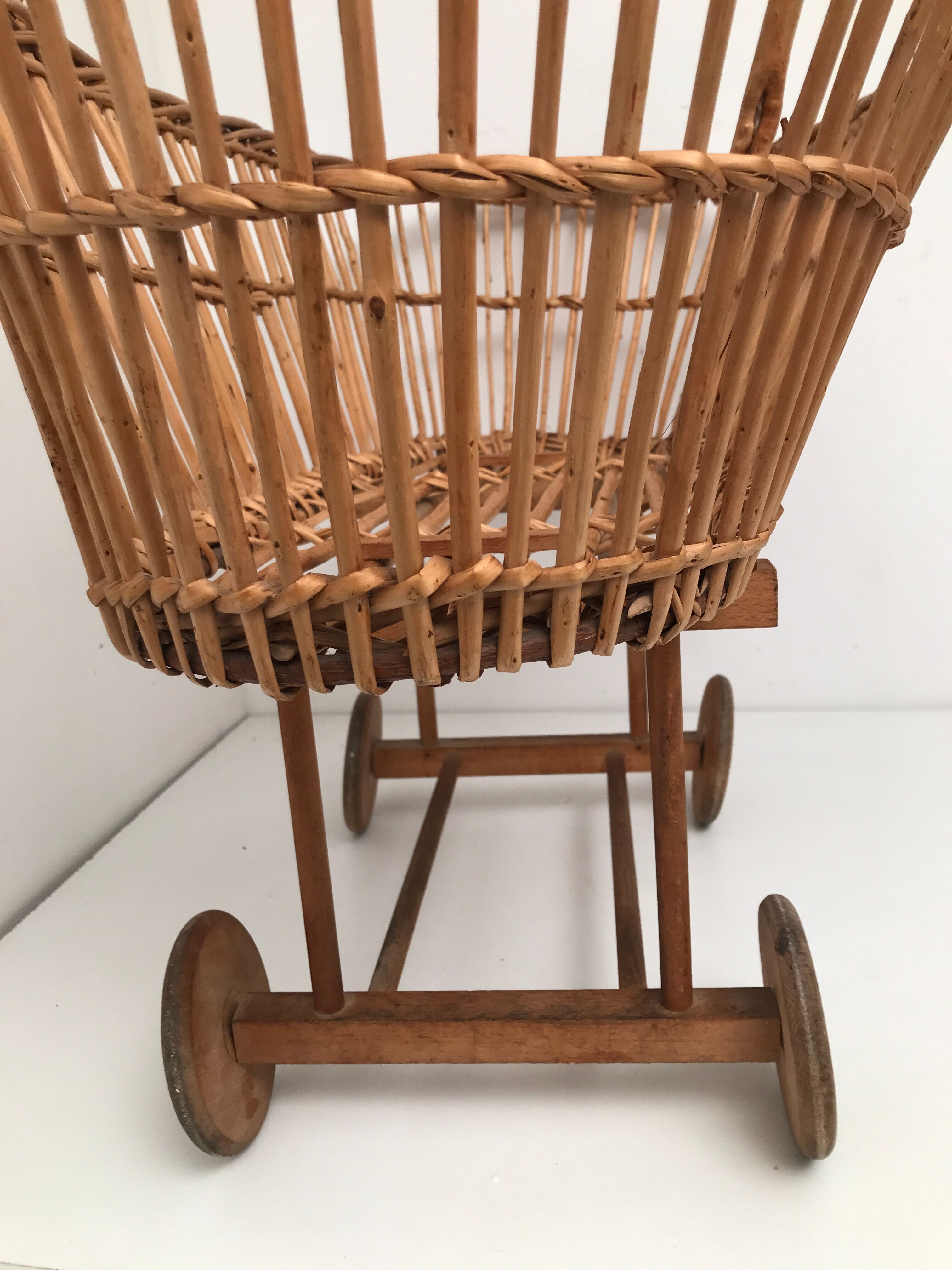 Berceau en osier pour poupée vintage