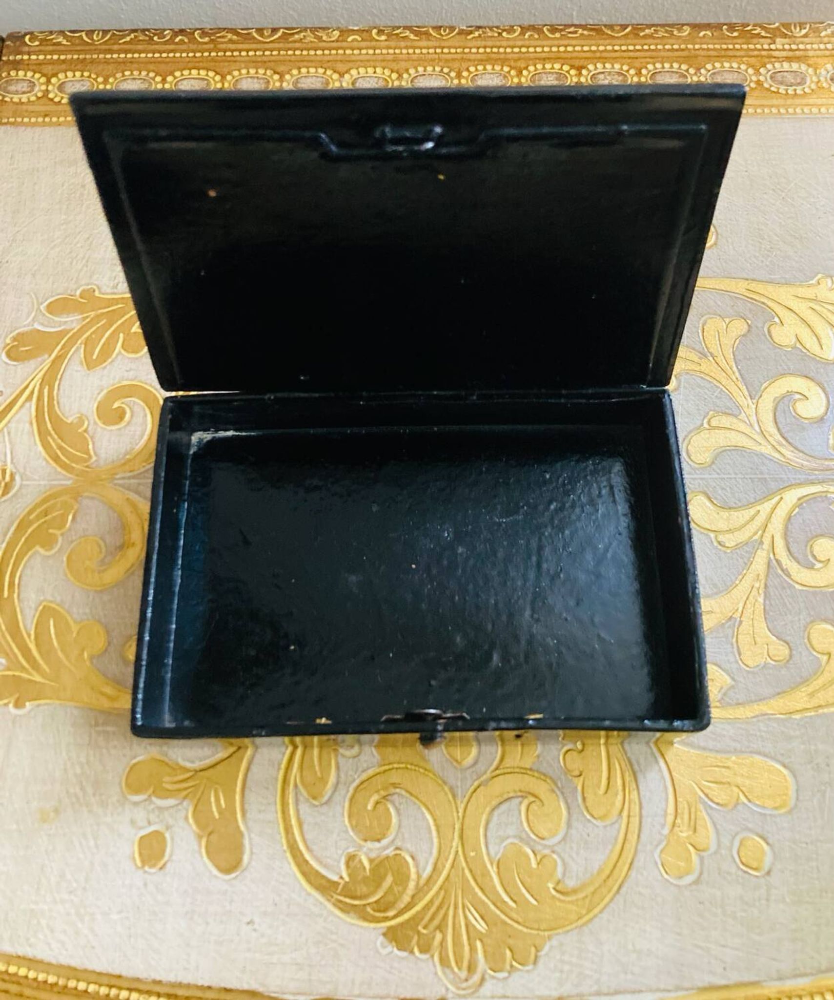 19th-century Chinese lacquer box, handmade motifs, coat of arms of PARIS