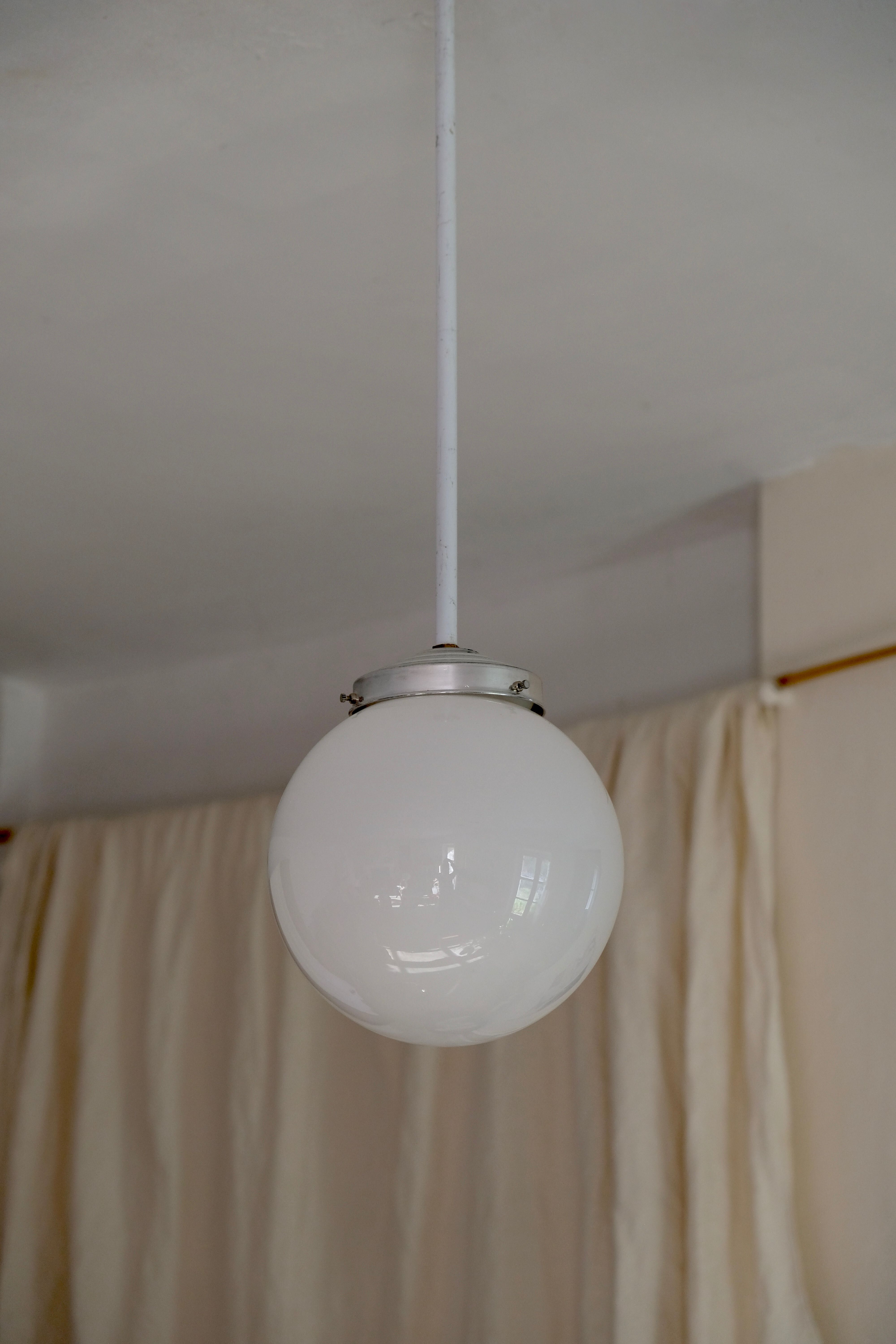 Hanging globe opaline 20s
