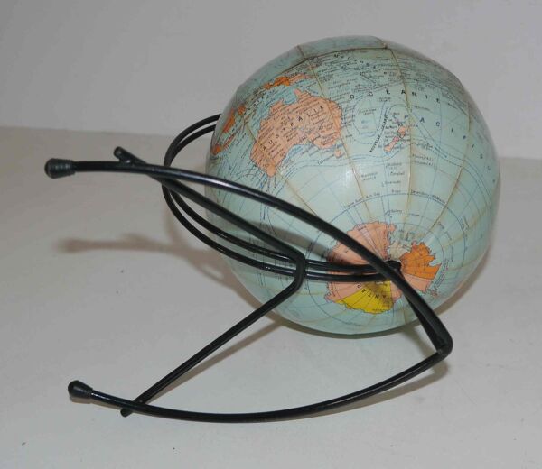 Ancien globe terrestre en carton Girard et Barrère années 50