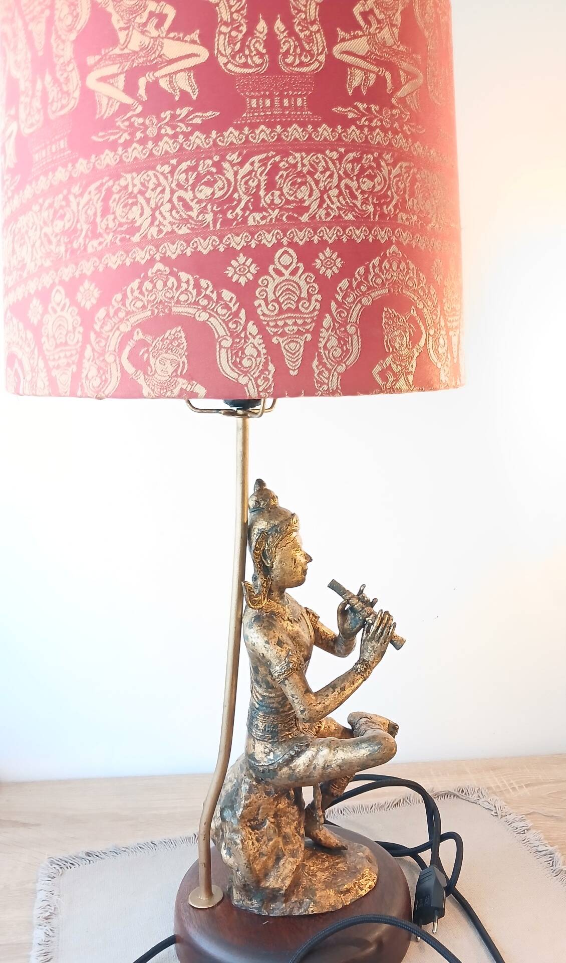 Unique and monumental Siamese bronze lamp from the 19th century, stamped.
