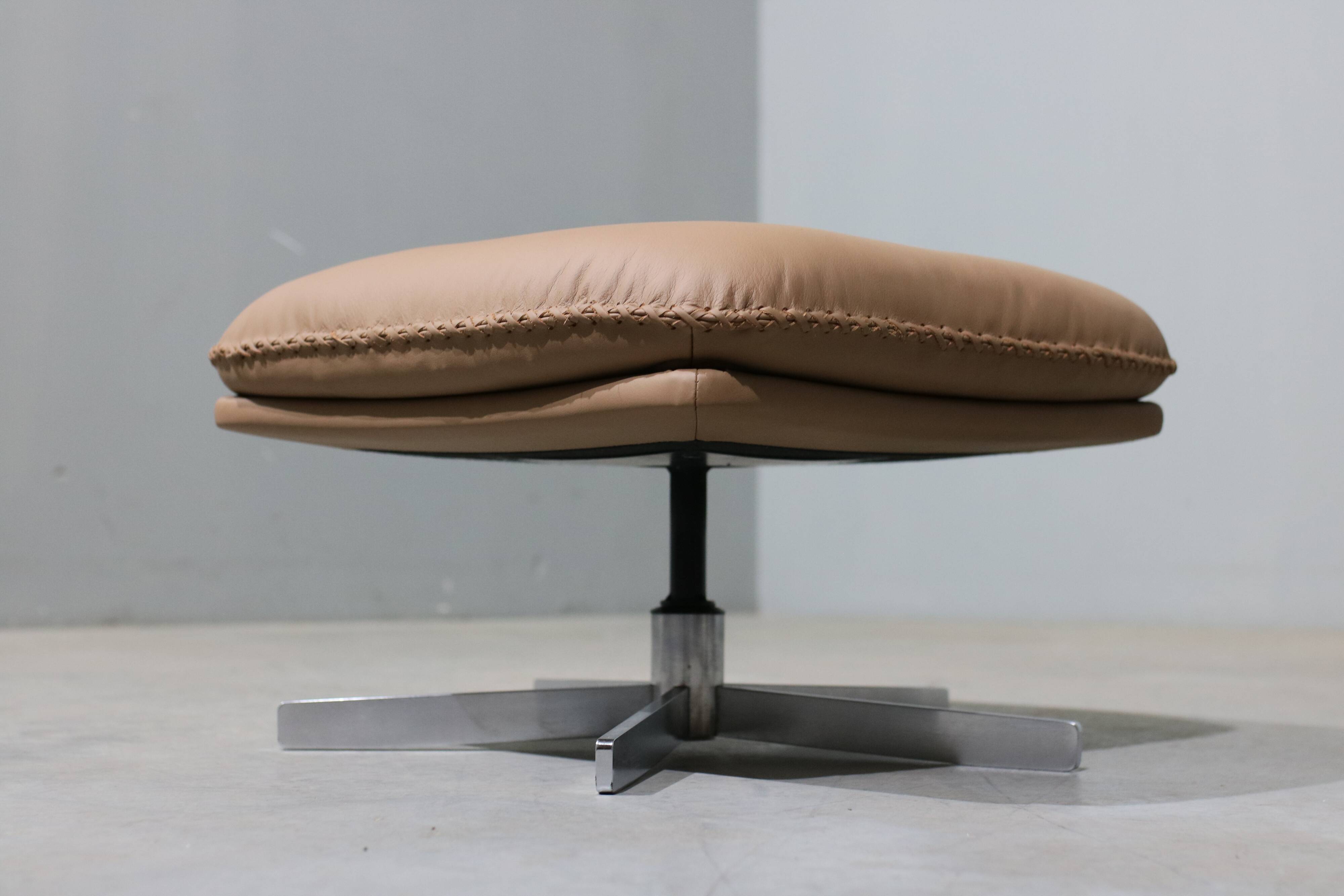 Fauteuil + repose-pieds en cuir de De Sede des années 70