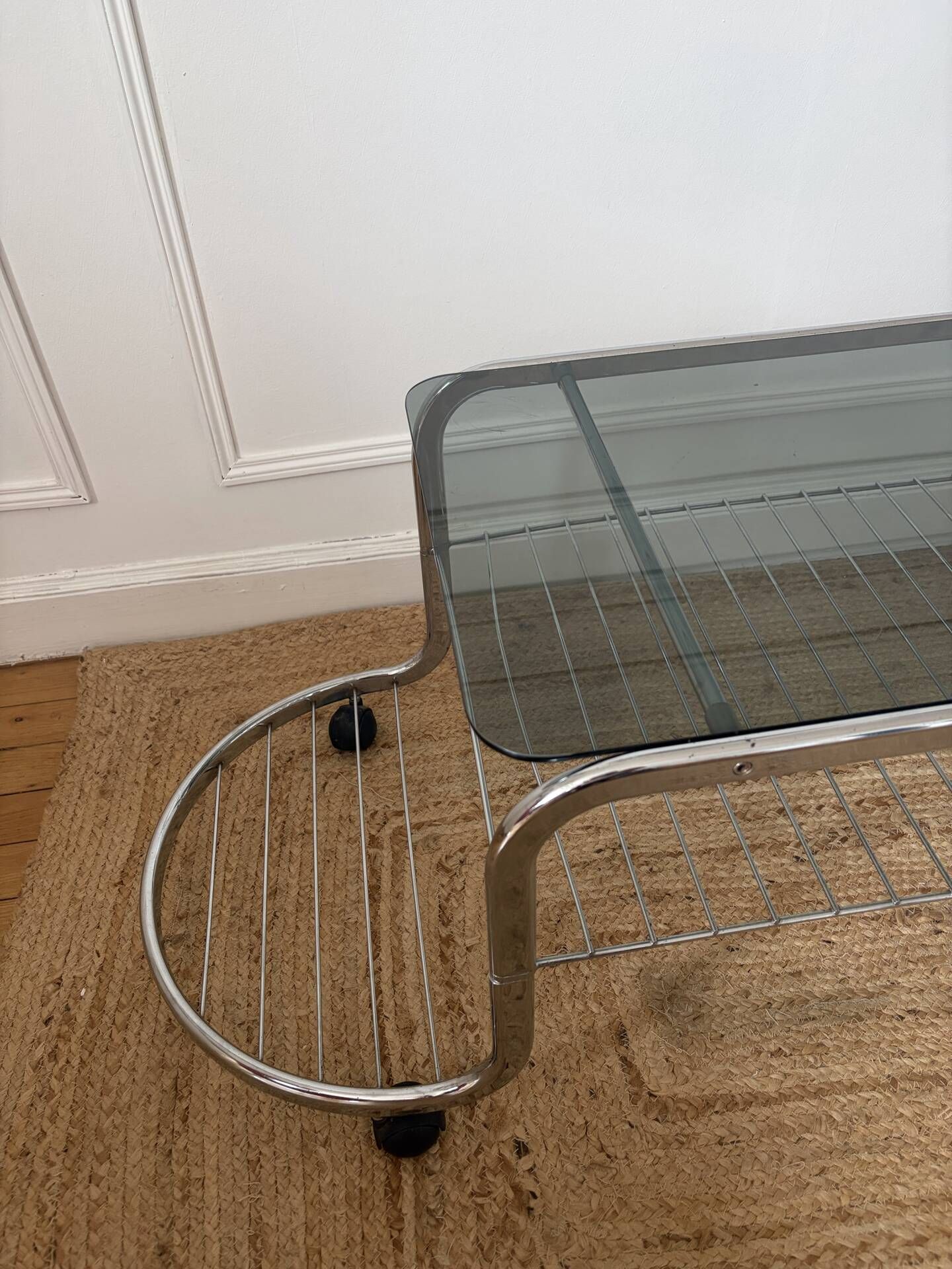 Table basse en métal et verre fumé 1970