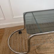 Table basse en métal et verre fumé 1970