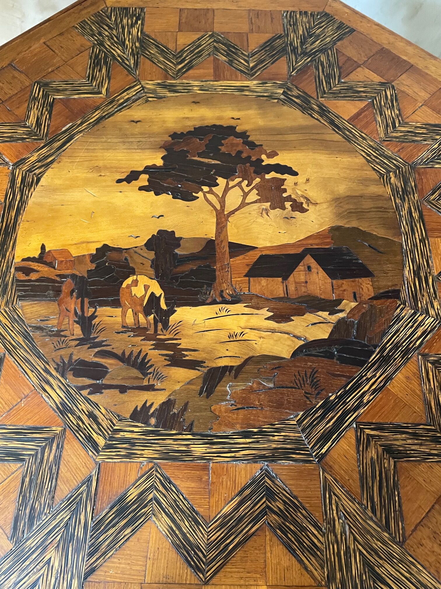 Table d'appoint marquetée
