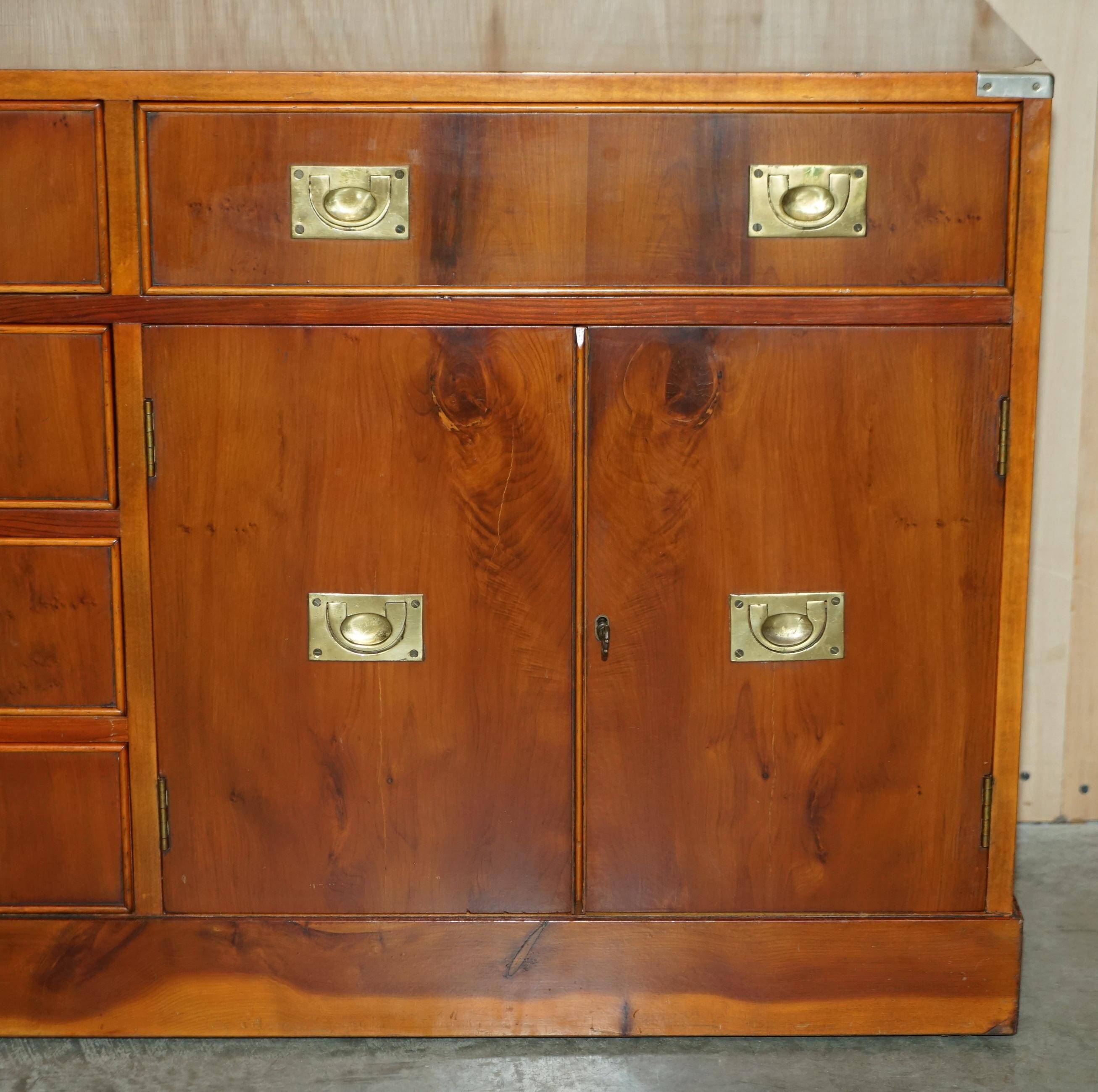 Buffet militaire vintage en bois d'if moucheté - Cabinet bar
