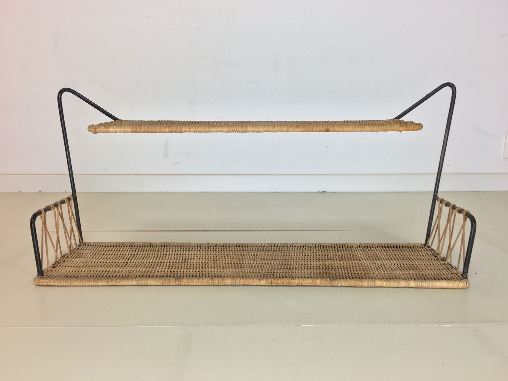 Suite of 2 50s shelves made of metal and rattan