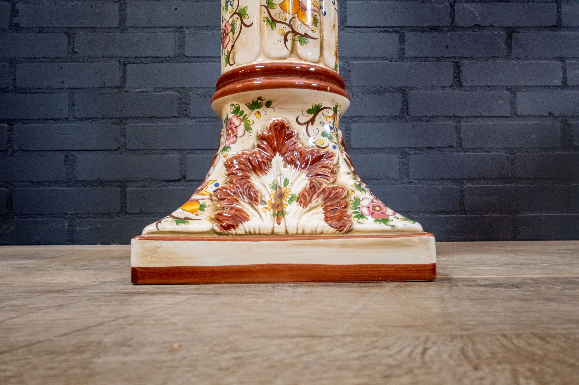 Piedestal with vase / flower pot