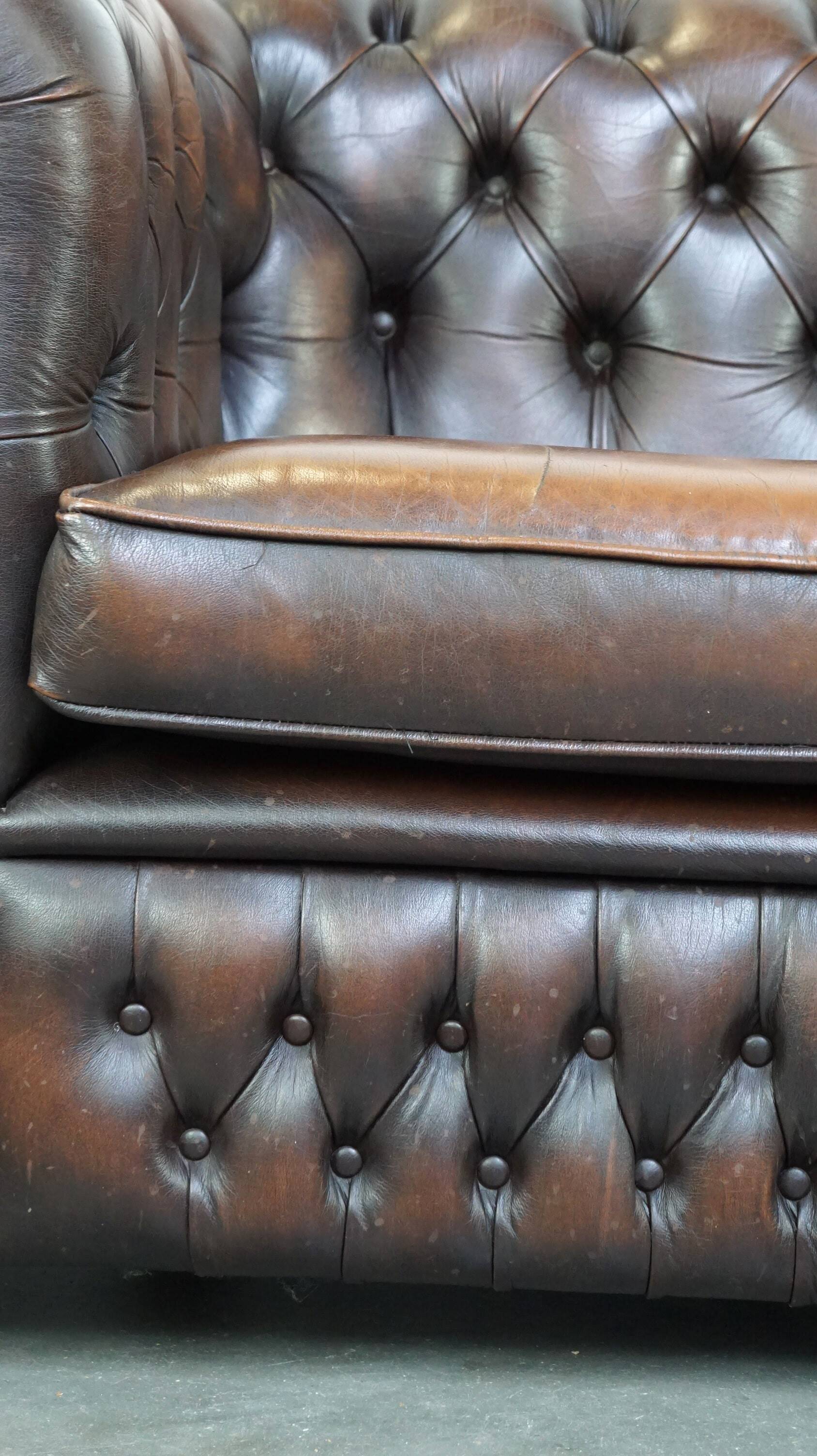 Canapé Chesterfield anglais 2,5 places en cuir de vachette flammé marron foncé