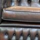 Canapé Chesterfield anglais 2,5 places en cuir de vachette flammé marron foncé