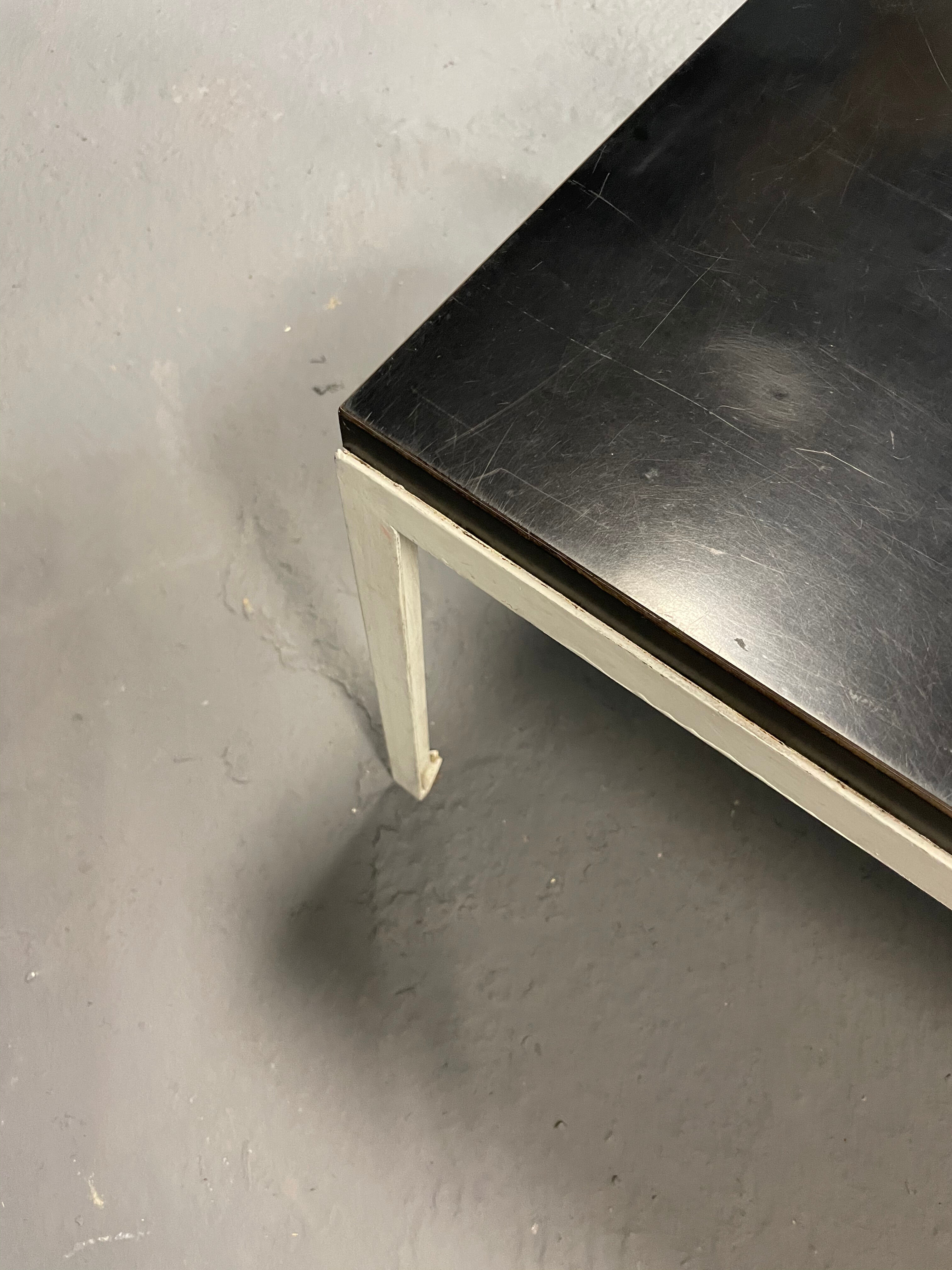 Modèle "T angle" coffee table by Florence Knoll Basset