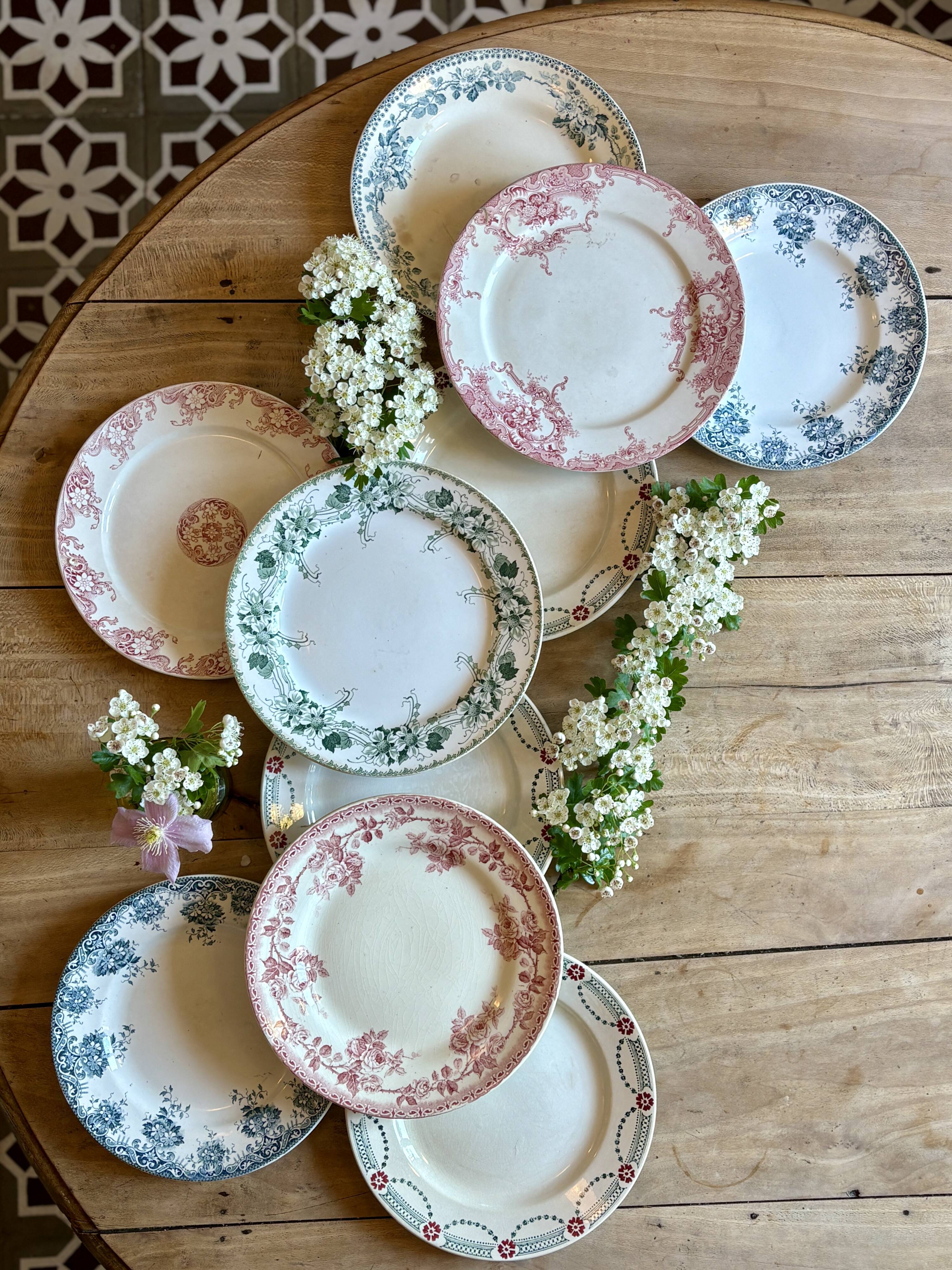 Lot de 10 assiettes plates anciennes en terre de fer dépareillées