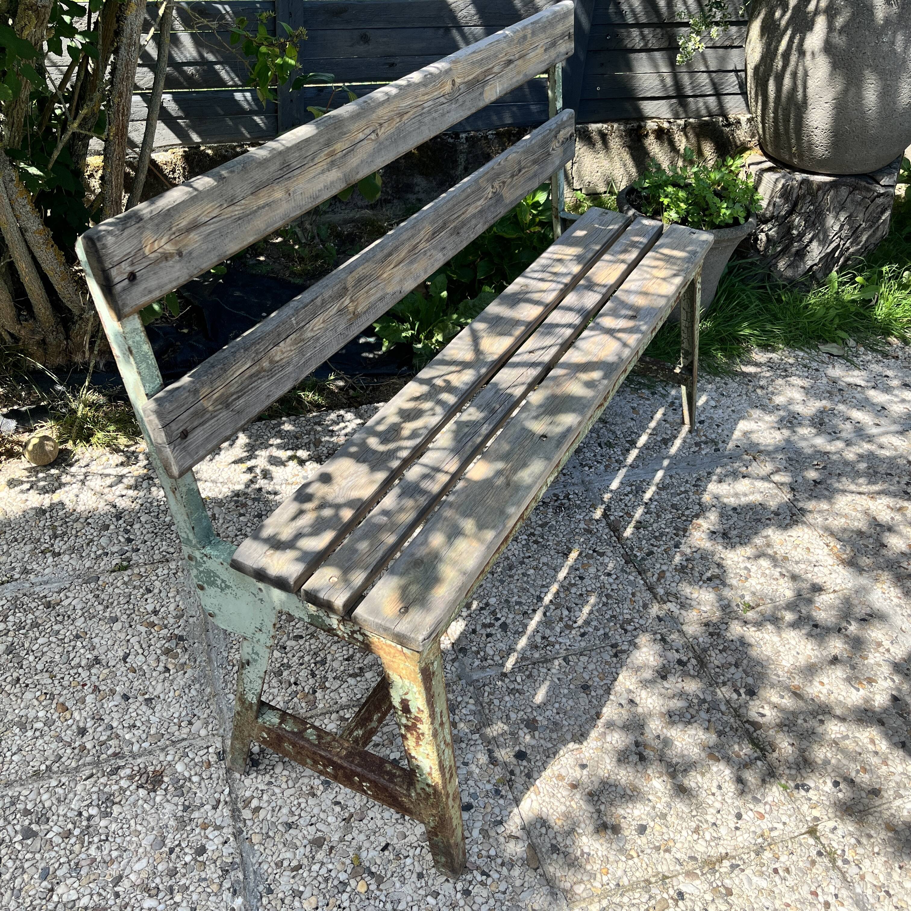 Garden bench in iron and wood and these 2 wooden stools