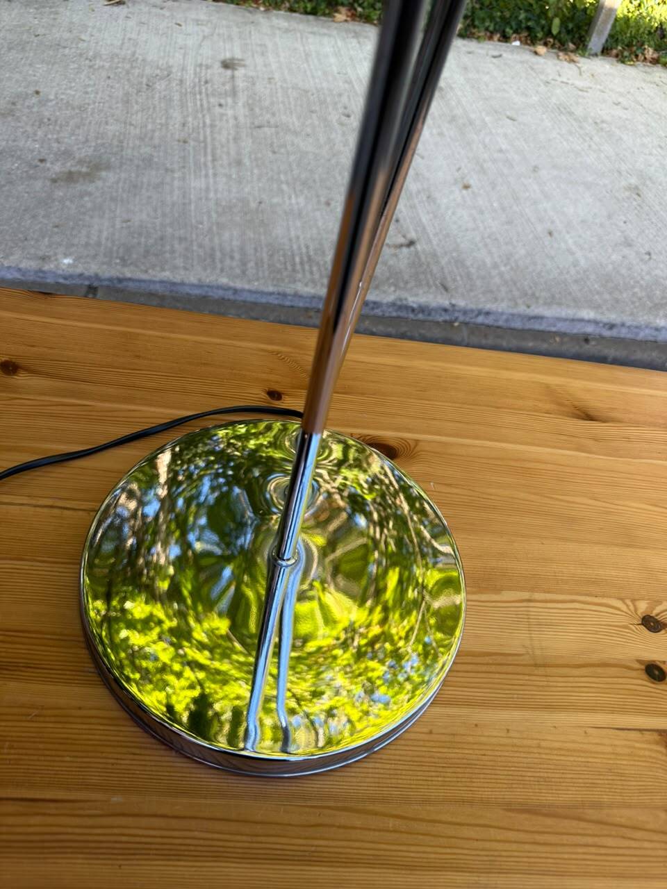 Hollywood Regency flower lamp in chrome steel and glass from the 1970s.