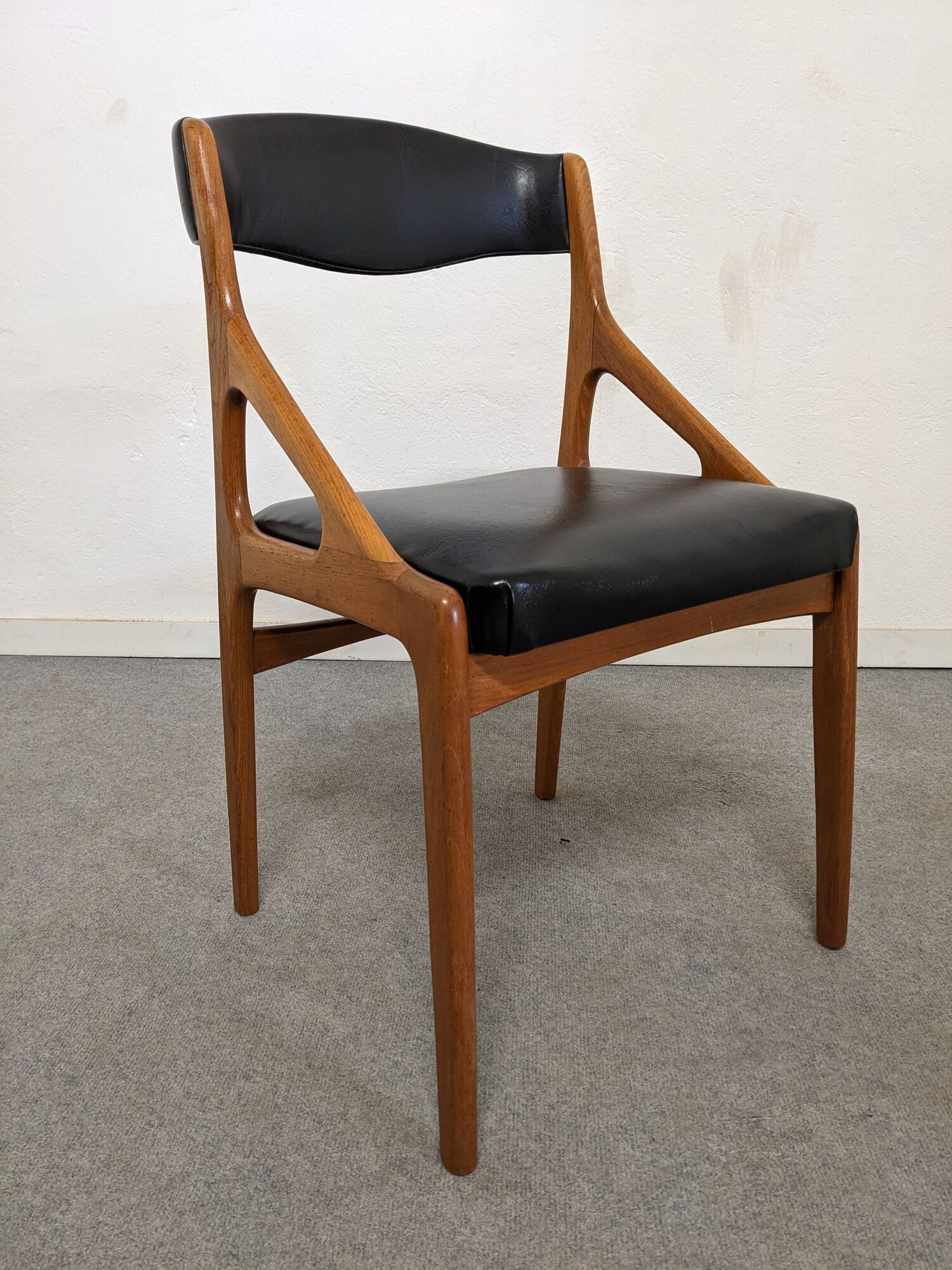 Series of 6 Scandinavian teak chairs from the 50s/60s