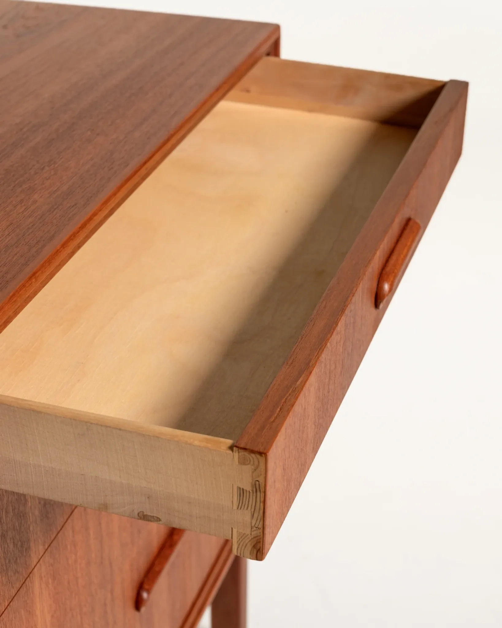 Coffre scandinave en teck à quatre tiroirs