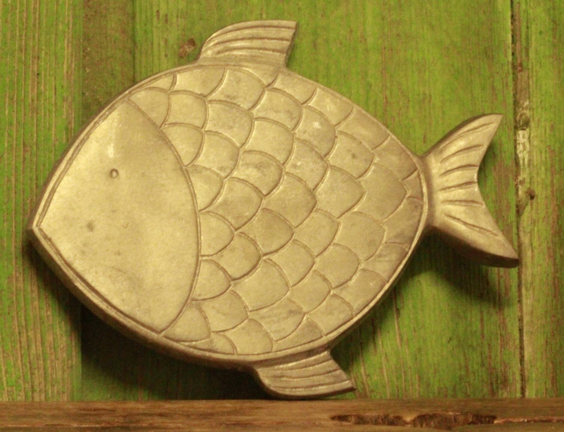 Fish trivet