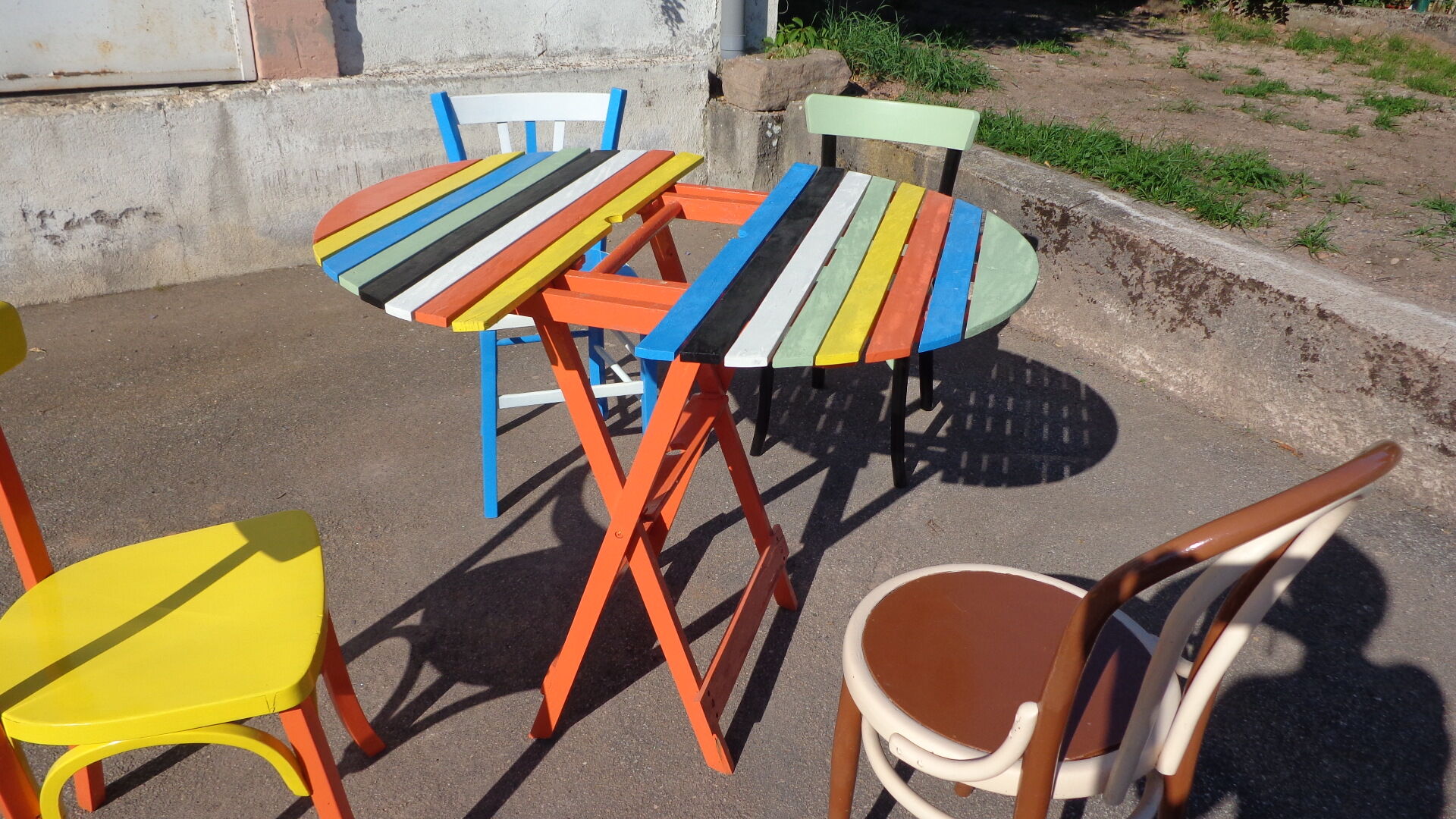 Salon de jardin multicolore