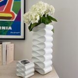 Paire de vases en faïence joliment ondulés.