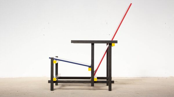 Red and blue chair Gerrit Rietveld par Cassina