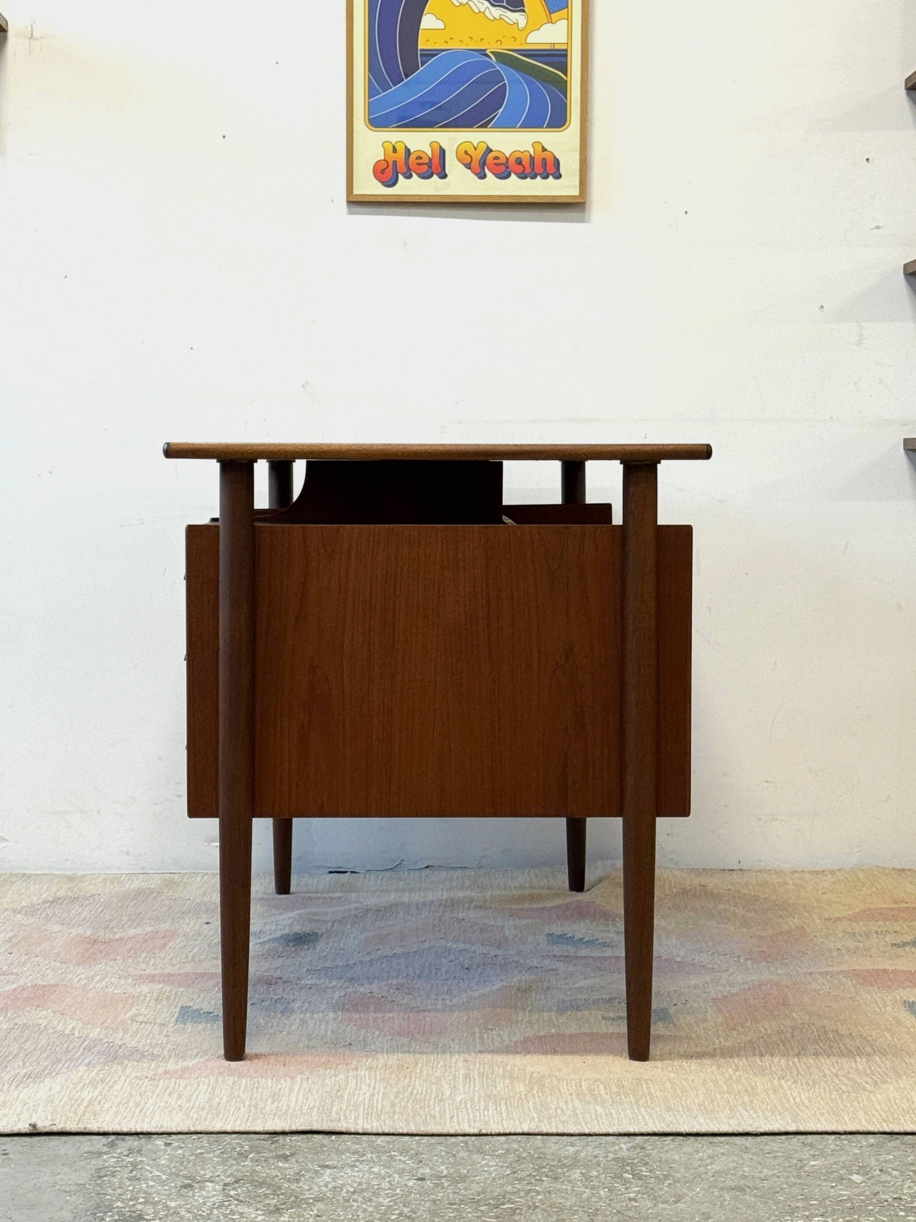 Bureau en teck autoportant, Danemark années 1960/1970, style vintage, design moderne du milieu du XXe siècle