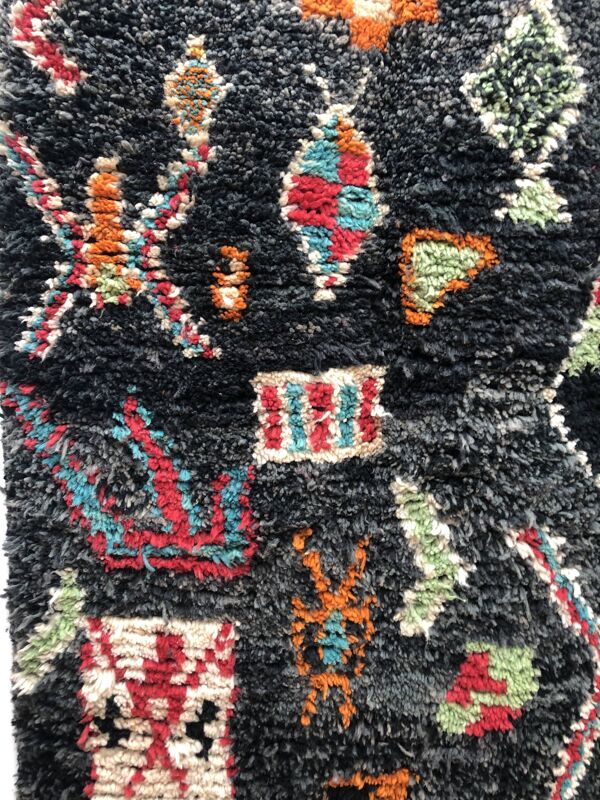 Tapis berbère marocain Boujaad noir à motifs colorés 2,4x1,5m
