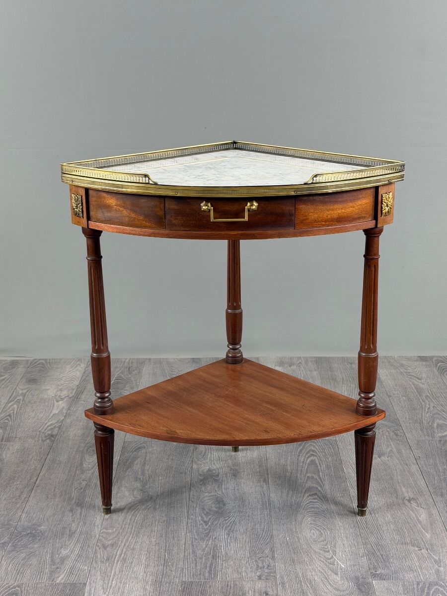 Table d’appoint d’angle de style Louis XVI, XIXe siècle