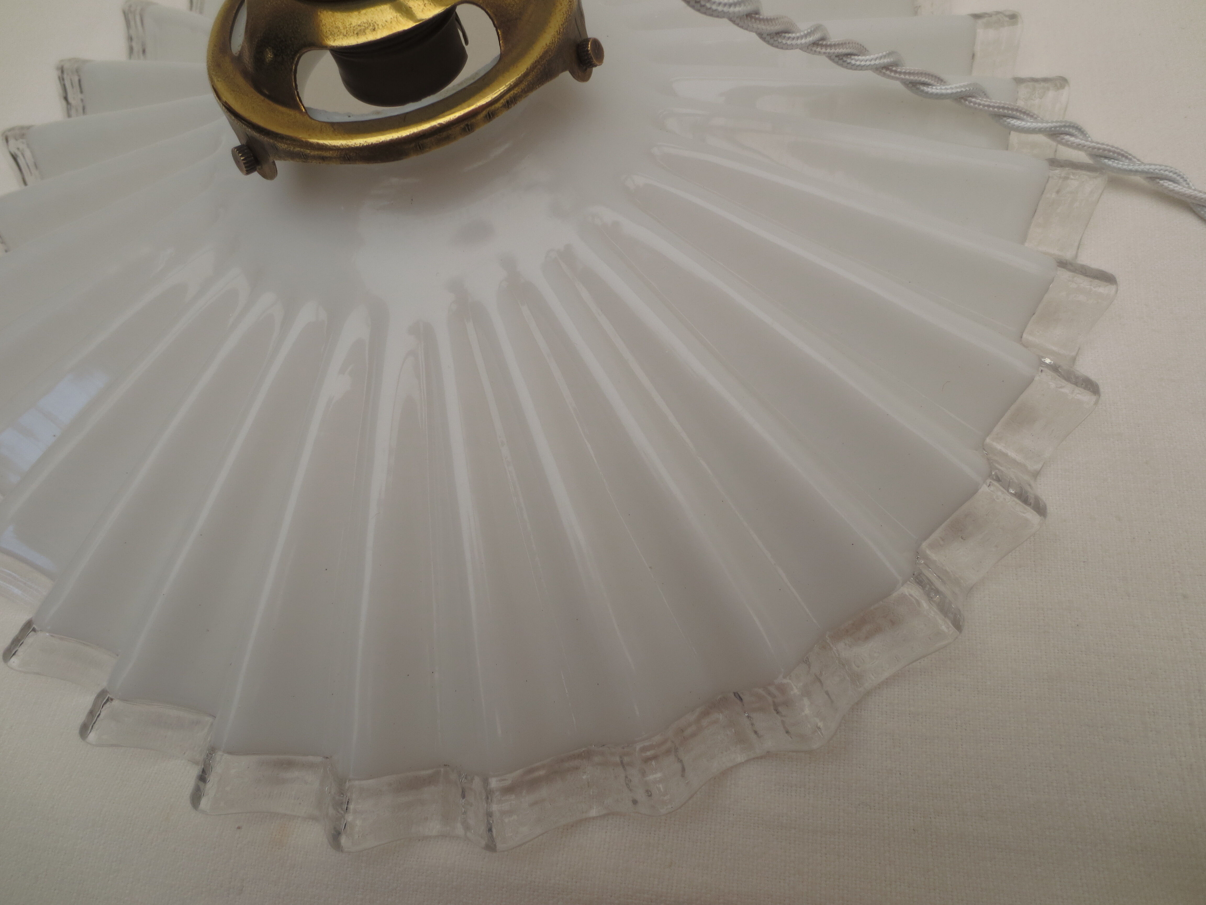 Suspension en opaline blanche dentelée et plissée bord transparent
