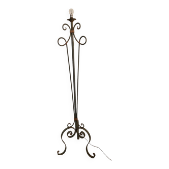 Twisted wrought iron floor lamp light fixture