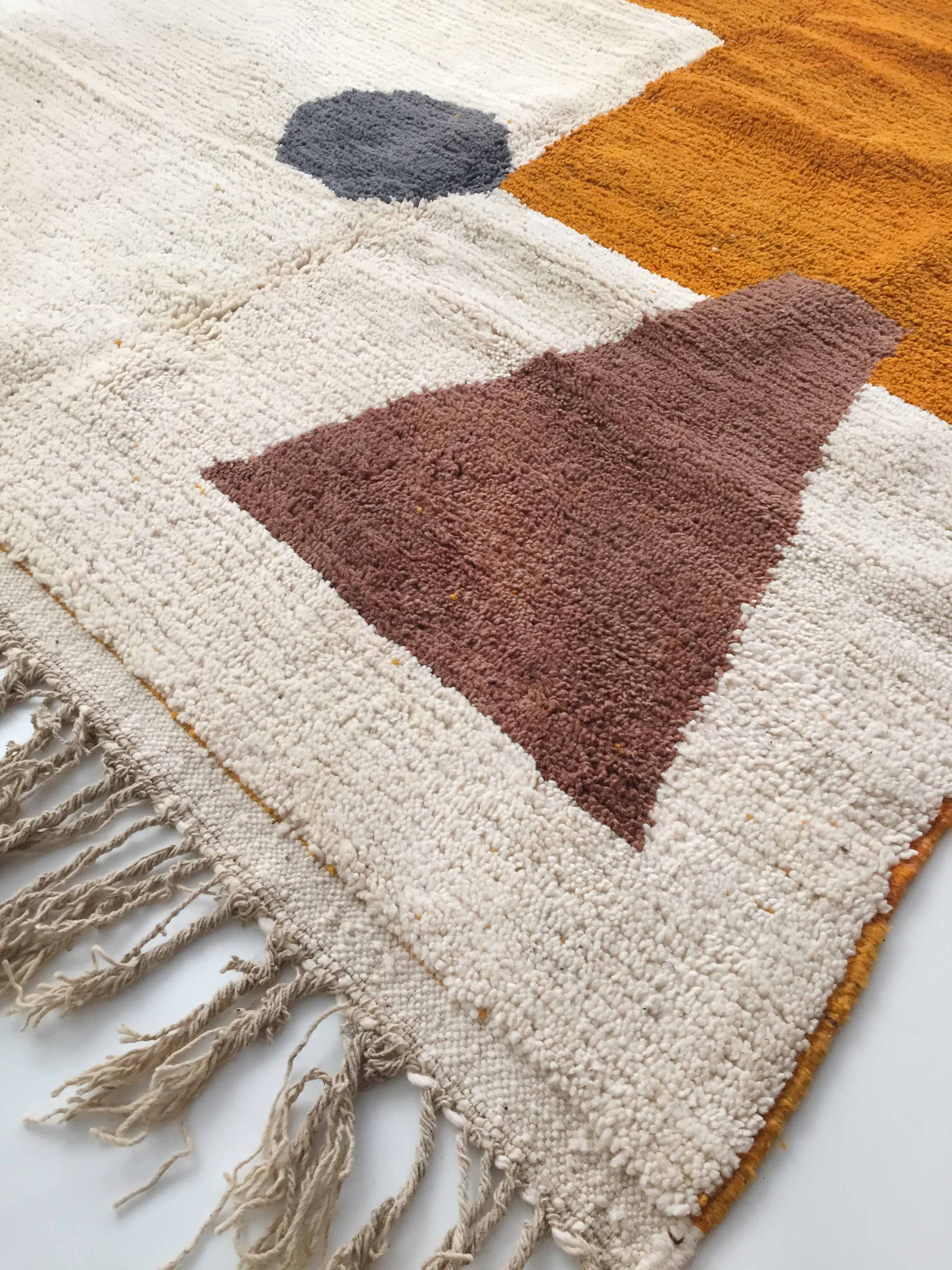 Tapis berbère marocain Beni Ouarain écru à motifs colorés 257x192cm