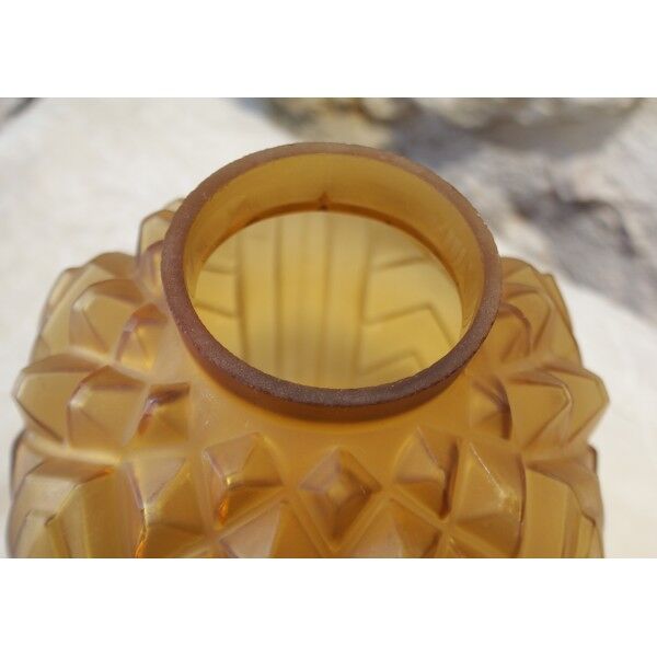 Vase boule en verre satiné moulé jaune ambré signé CLA, Art Déco, vers 1930