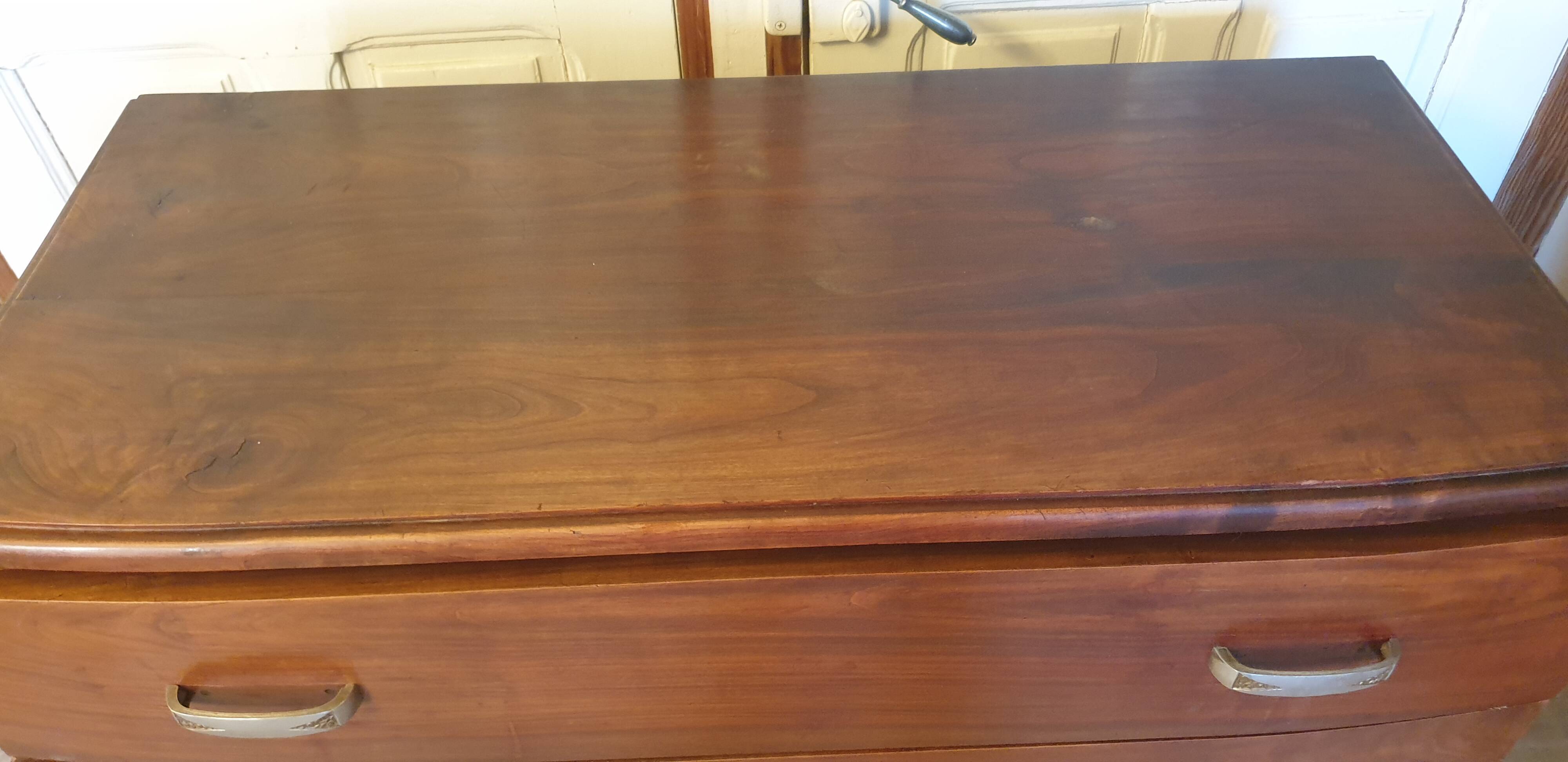 Walnut chest of drawers