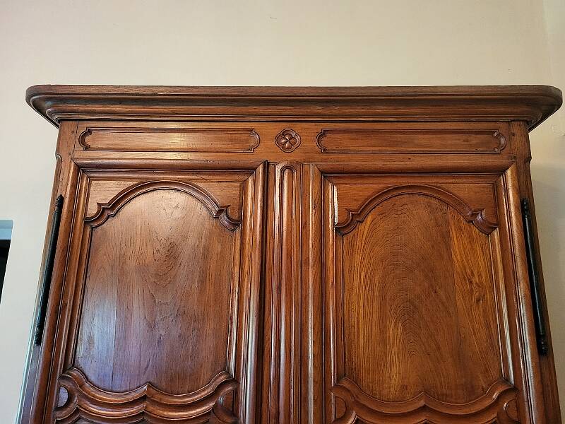 Armoire louis xiv en noyer massif du xviii ème siecle
