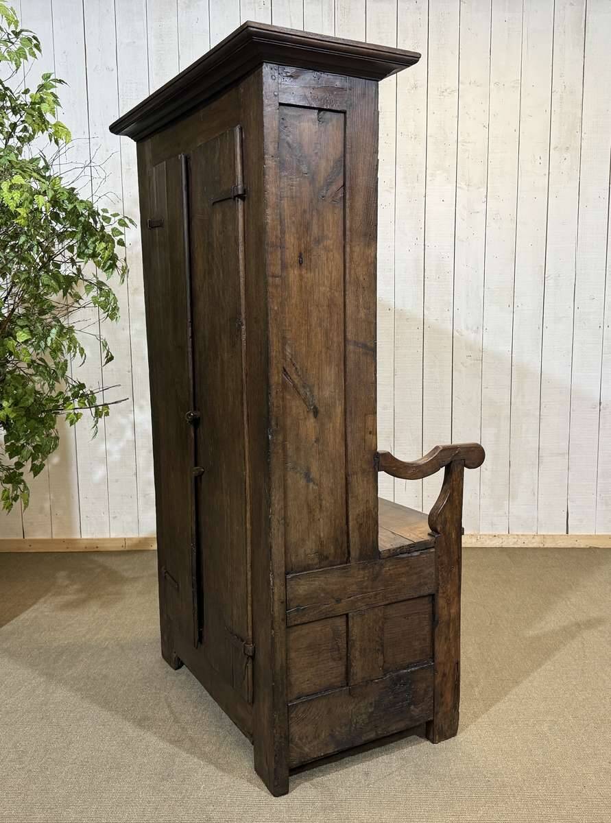 Entrance furniture, Breton wardrobe in oak and chestnut from the 19th century.
