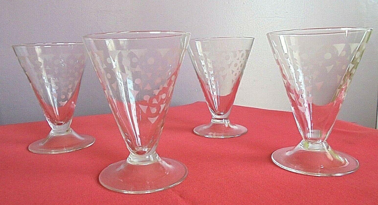 Lot 4 wine glasses conical shape