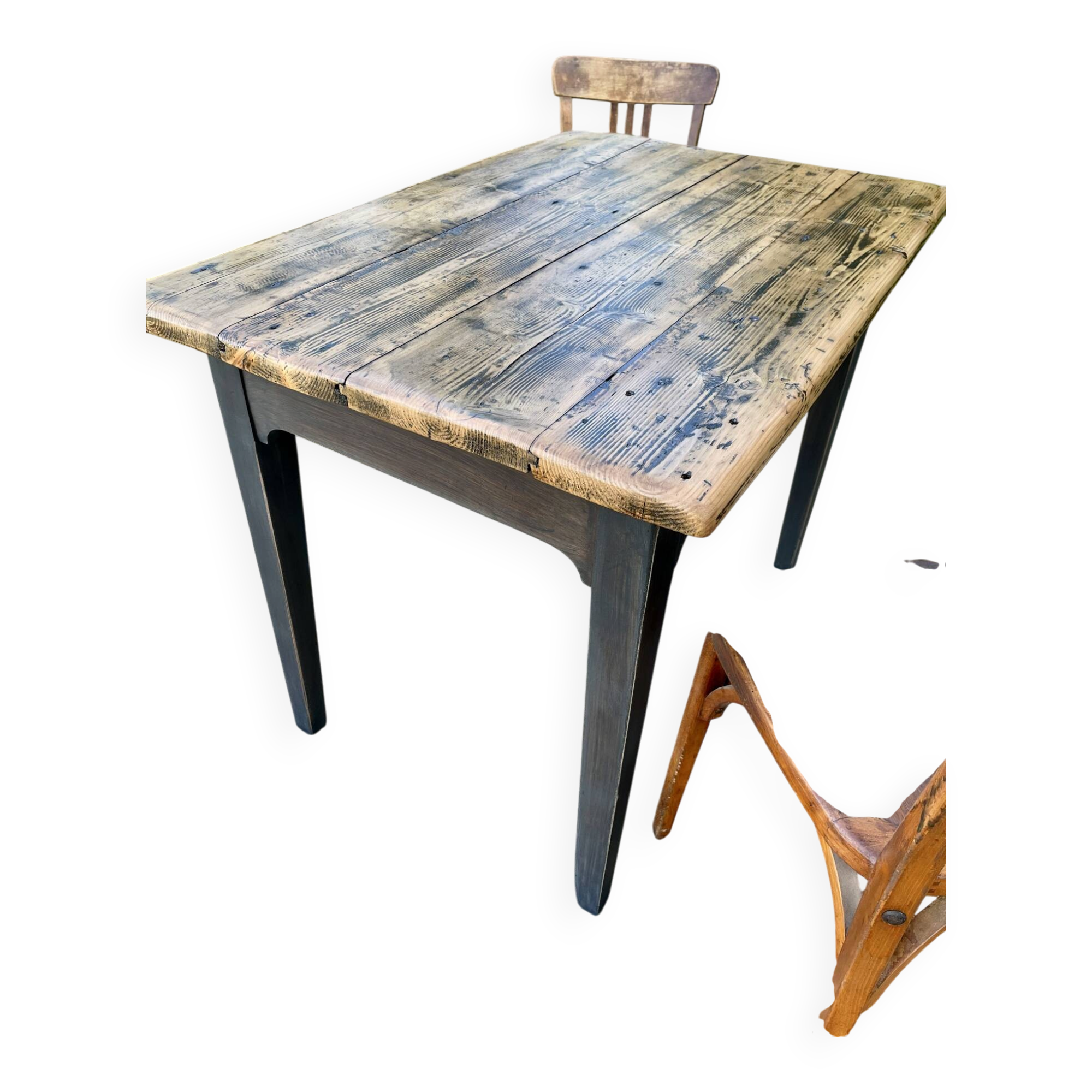 Table de ferme rénovée noire et bois brut