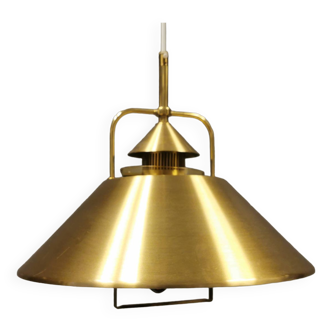 Lampe à suspension danoise des années 1970-1980 en aluminium couleur laiton, avec dôme en verre.