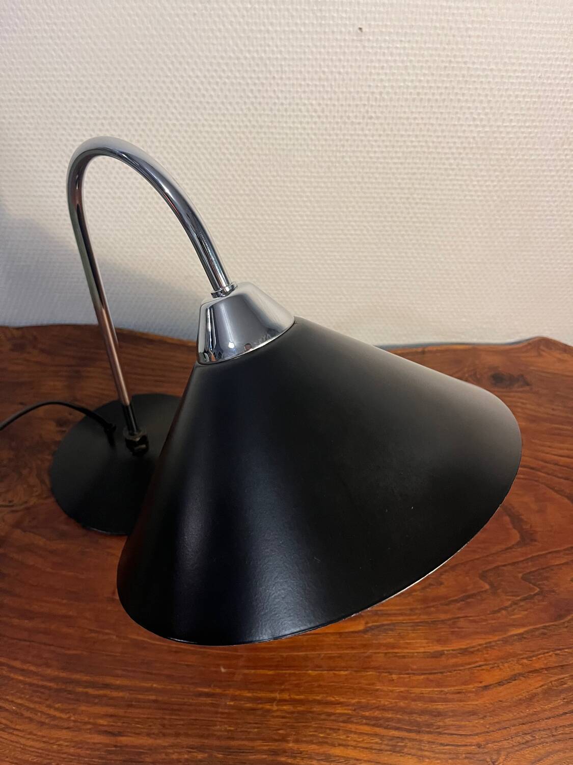Industrial lamp with cast iron base